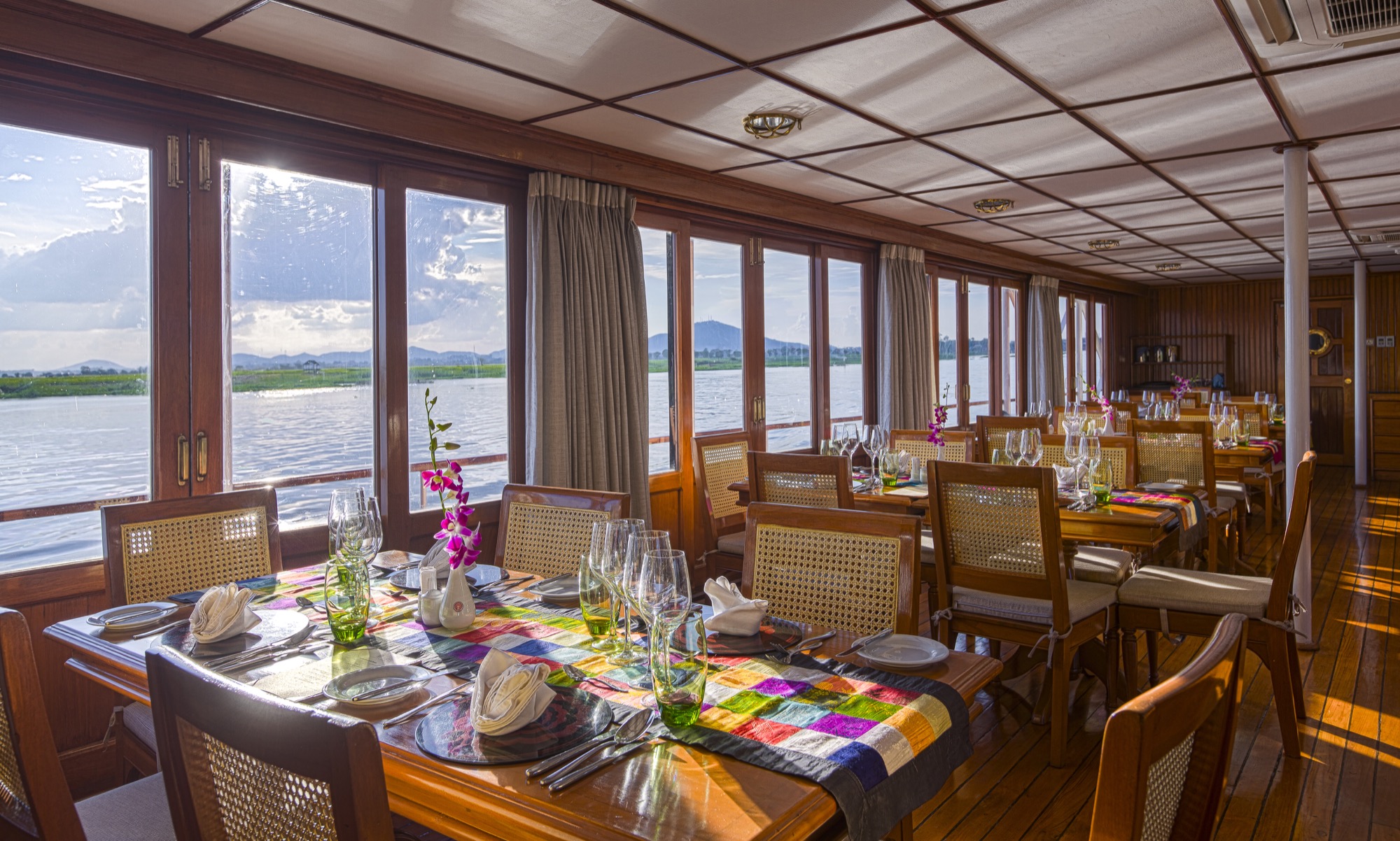 Pandaw RV Mekong Pandaw Restaurant 10.jpg